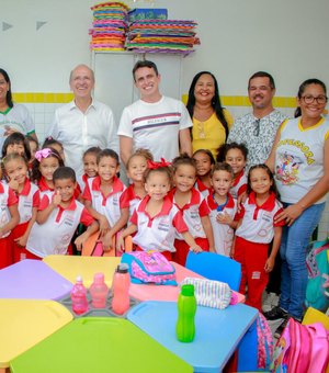 Estudantes de escolas da Prefeitura de Penedo recebem fardamento e material didático