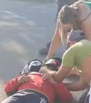 Homem cai de moto e desmaia na Rua Benjamim Freire em Arapiraca