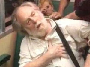 Idoso simula infarto após ser flagrado fotografando jovem em trem