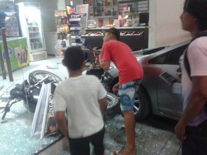 Motorista perde controle de veículo e invade loja de conveniência em posto