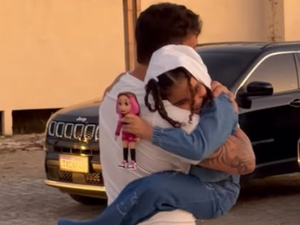 [Vídeo] Carlinhos Maia encontra fã mirim que perdeu a mãe recentemente