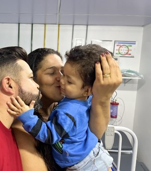 HGE salva a vida de criança de 1 ano e família volta ao hospital para agradecer