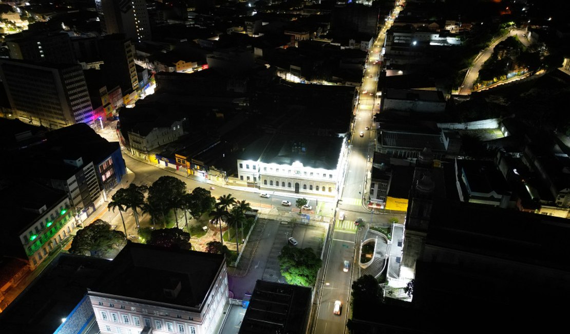 Ruas do Centro de Maceió têm iluminação pública modernizada com tecnologia LED