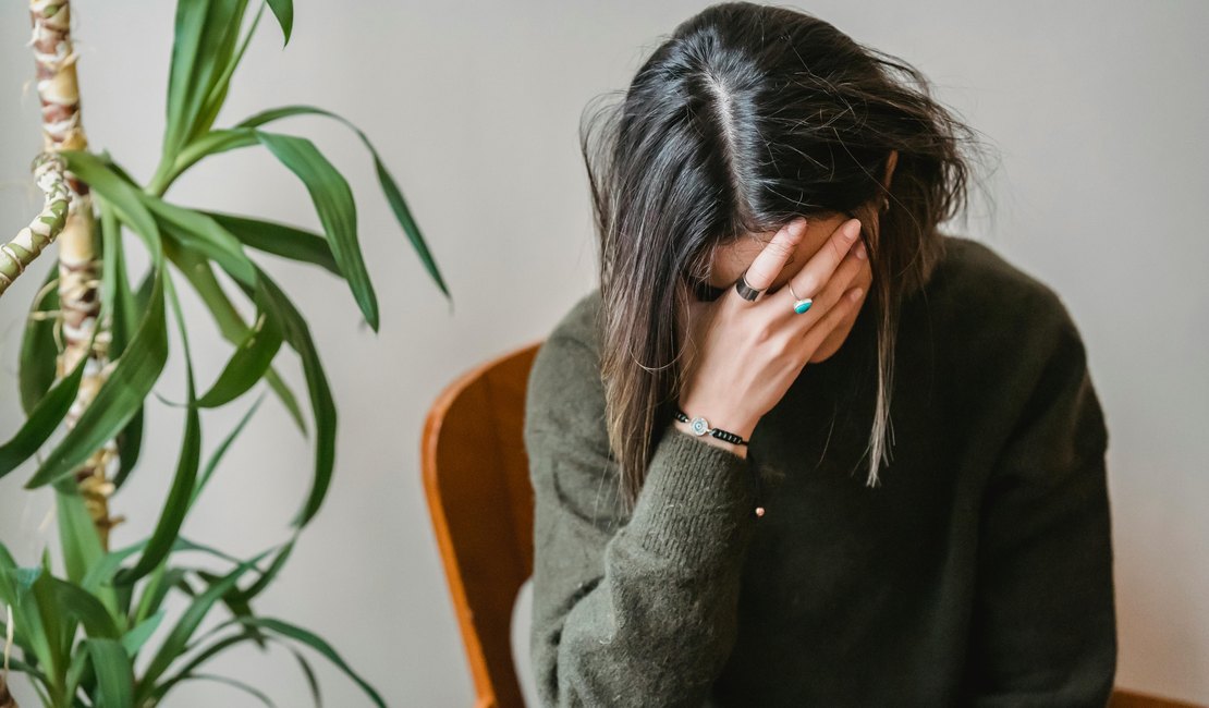 Trabalho de cuidado pode sobrecarregar e adoecer mulheres; entenda questão