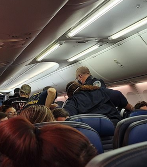 Passageiros se desesperam com morte de homem com suspeita de covid em voo