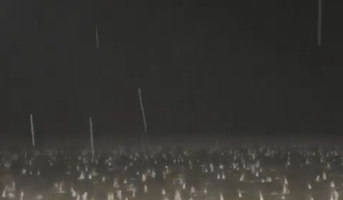 [Vídeo] Imagens mostram mar 'fervilhando' com queda de granizo em Florianópolis