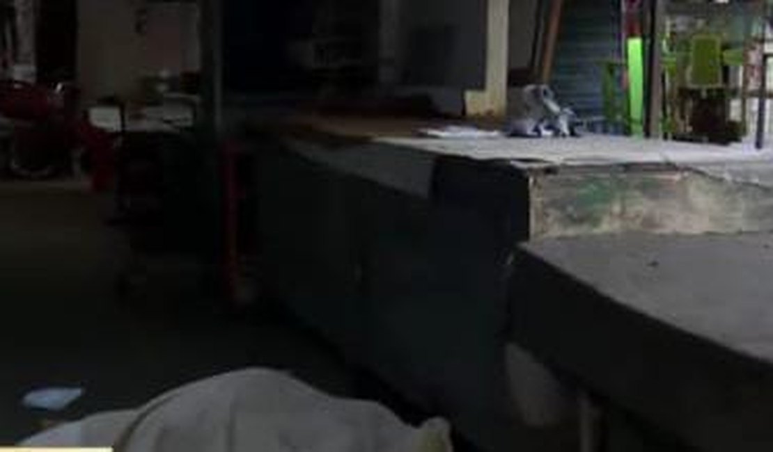 Jovem de 24 anos é assassinado a tiros na Feira do Rato, em Maceió