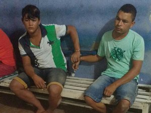Dupla é presa com arma de fogo no Agreste 