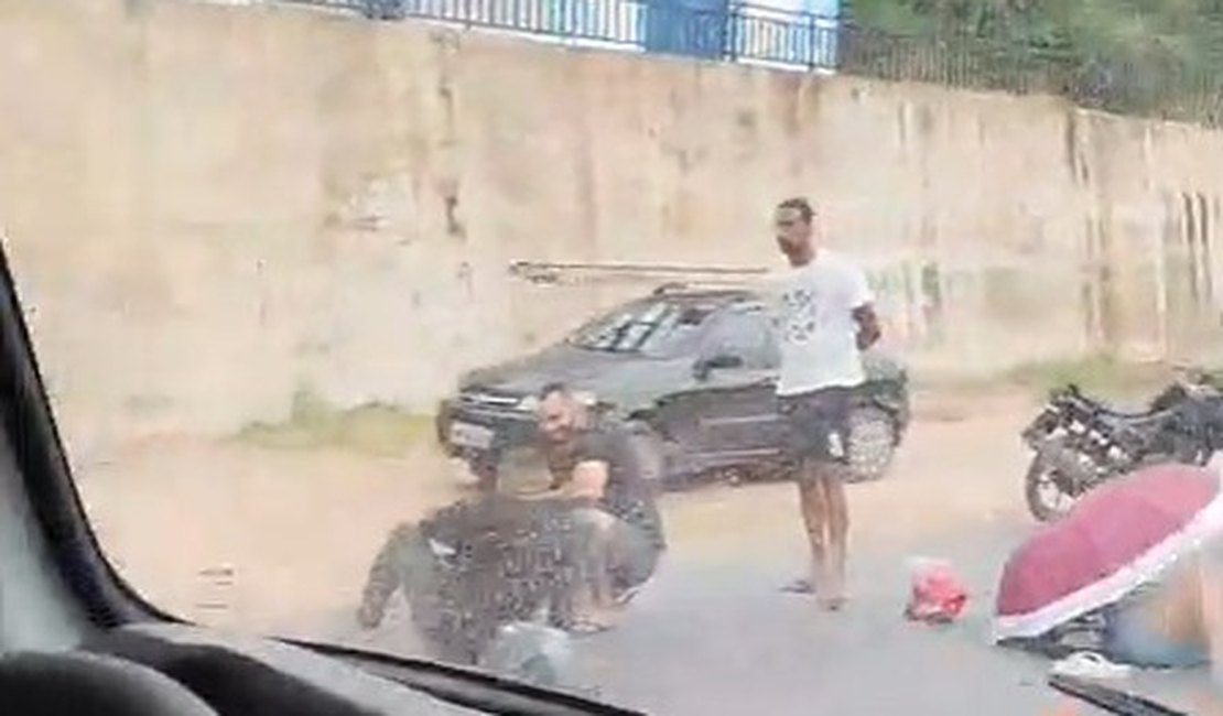 Colisão entre moto e carro deixa trânsito lento em Guaxuma