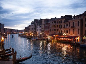 Veneza decide banir turistas 'mal educados' por até 6 meses