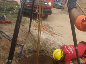 Cavalo é resgatado em fossa desativa no bairro de São Jorge