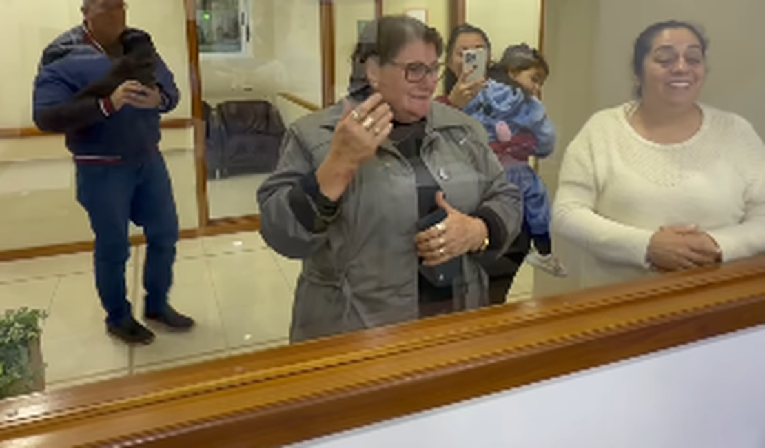 Avó desmaia de emoção ao conhecer o neto pela primeira vez