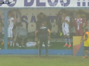 Raio atinge estádio e jogador do Água Santa é levado de ambulância
