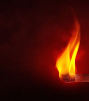 Idosa incendeia a própria casa para expulsar convidados de festa de fim de ano