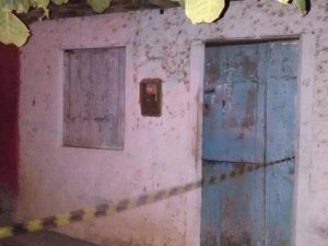 Casal é encontrado morto dentro de residência