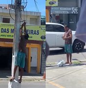 Homem é flagrado furtando fios de poste em plena luz do dia no bairro de Jatiúca