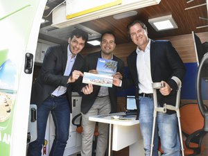 Ministro do Turismo visita CAT Móvel na orla de Maceió