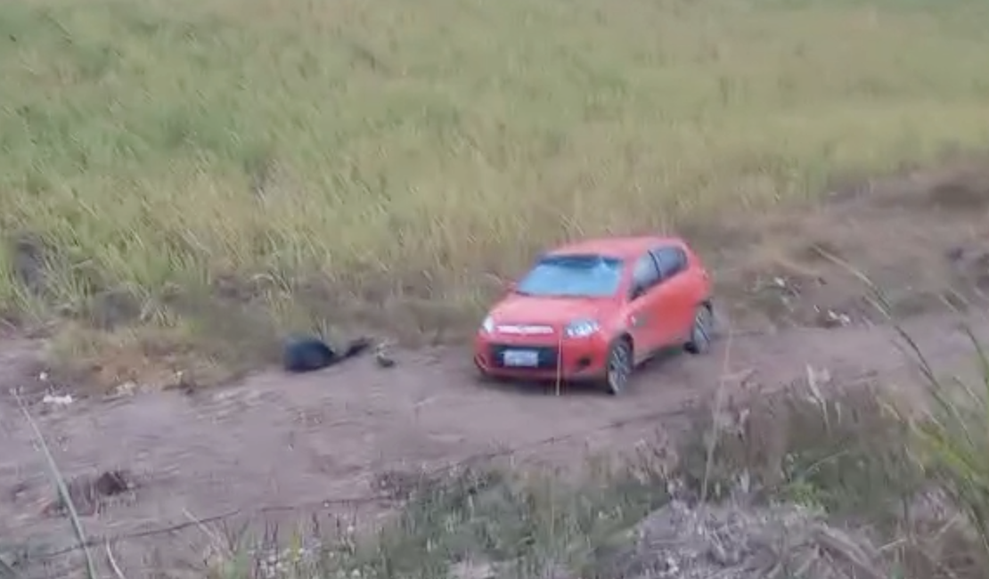 Carro com placa de Arapiraca cai de ribanceira na ladeira da Pindorama, zona rural de Coruripe