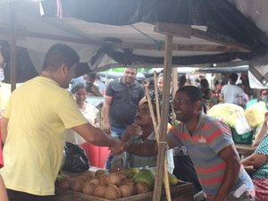 David Pedrosa visita feira livre de Porto Calvo