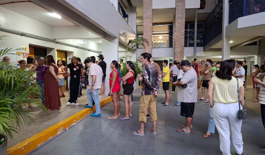 Seções eleitorais estendem votações após às 17h devido a filas