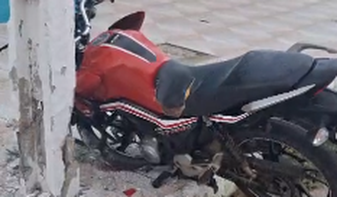 Motociclista embriagado colide contra poste no bairro Caititus, em Arapiraca