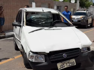 Motorista sem CNH atropela duas pessoas e capota carro em Delmiro Gouveia