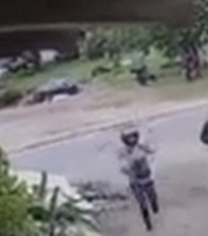 [Vídeo] Câmeras flagram chegada e fuga de casal suspeito de homicídio em barbearia de Maceió