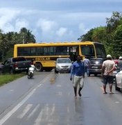 Colisão entre ônibus e carro deixa trânsito lento no Polo Industrial, em Marechal Deodoro