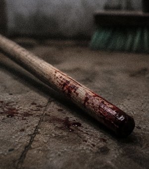 Homem agride irmã idosa com vassoura e acaba espancado por populares