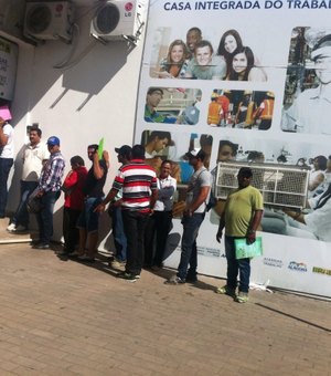 Trabalhadores fazem fila na retomada do atendimento do MTE em Arapiraca