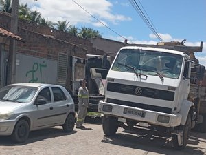 Após denúncia do 7Segundos, prefeitura retira sucatas que empresário colocou na rua