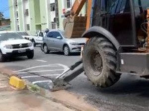 Casal conserta vazamento e abastecimento é retomado na Jatiúca