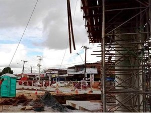 Obras do viaduto da PRF interditam trânsito na BR-104, em Maceió