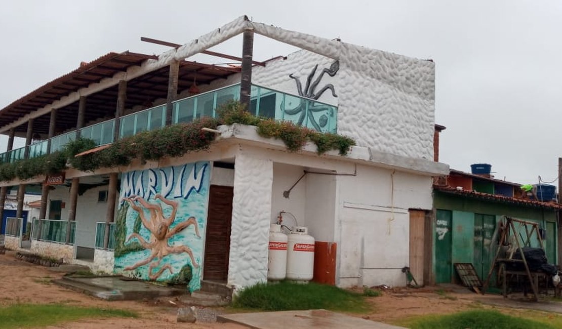 Ventos fortes destroem  casas, restaurantes e escolas em São Miguel dos Milagres