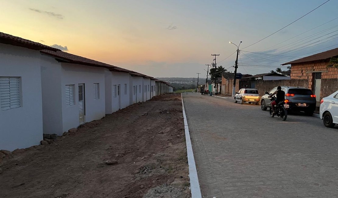 [Vídeo] Prefeito Luciano Barbosa entrega 25 ruas pavimentadas em área carente da cidade