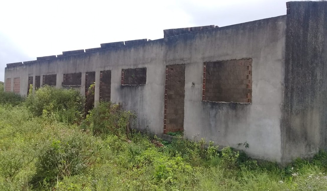 [Vídeo] Construção de galpão municipal segue paralisada após um ano de iniciada