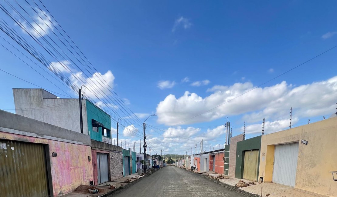 Obras de pavimentação asfáltica chegam até o bairro Massaranduba, em Arapiraca