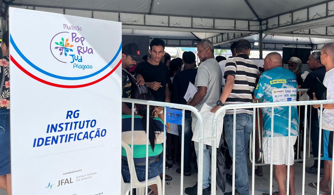 Instituto de Identificação atende população em situação de rua no Centro de Maceió