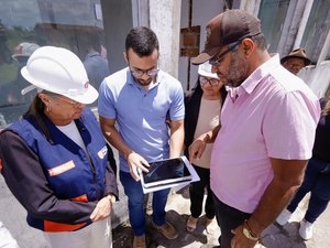 Prefeita Tia Júlia realiza visita técnica às obras no Centro de Educação Infantil Francisca Nunes, na Tabacaria