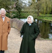 Rainha Elizabeth e príncipe Charles caminham para celebrar Páscoa