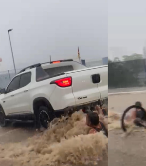 [Vídeo] Homem é levado por enxurrada e fica preso debaixo de caminhonete, em Maceió