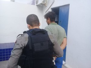 Ambulante e cliente brigam por causa garrafa e homem é preso no Jacintinho