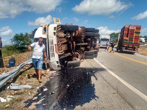 Carreta carregada de inhame tomba e carga é parcialmente saqueada