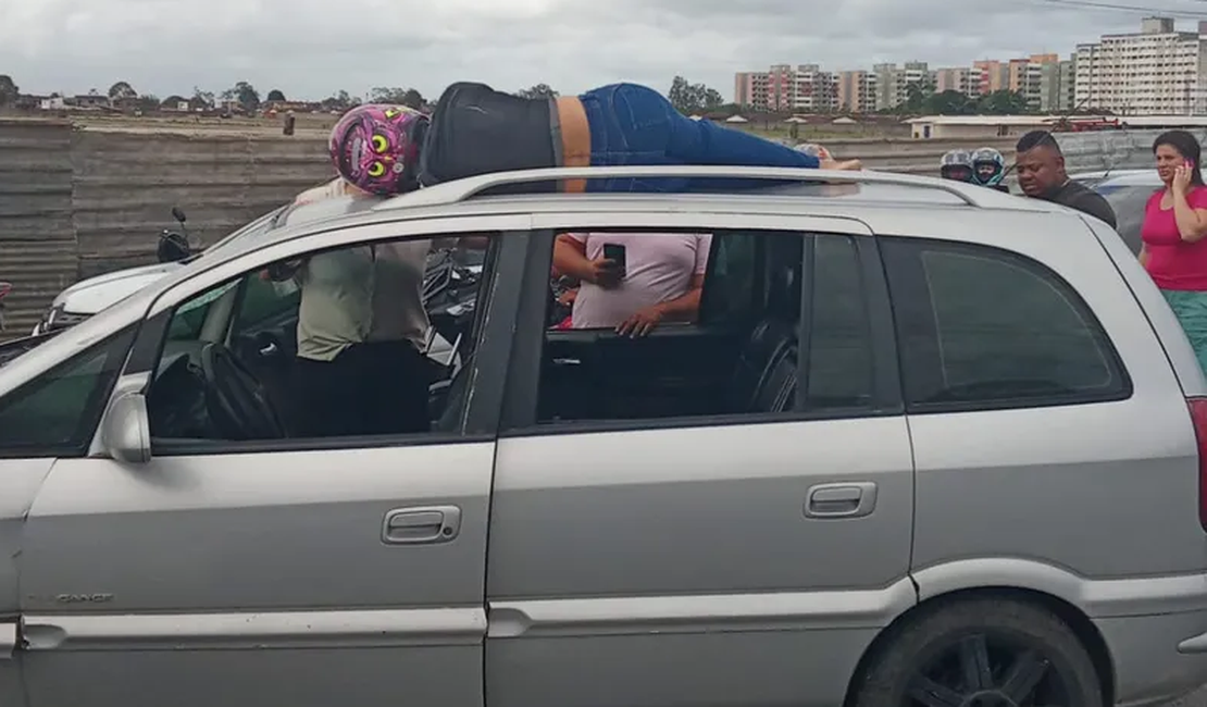 Mulher é arremessada para cima de carro após acidente na Avenida Menino Marcelo