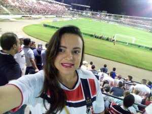 Casal de pernambucanos baleado após jogo no Rei Pelé permanece internado