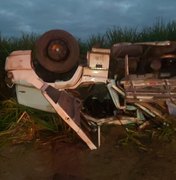 Motorista de caminhão fica preso às ferragens após veículo capotar na BR 101