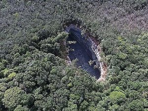 Cratera em ilha na Bahia aumenta e causas ainda são desconhecidas