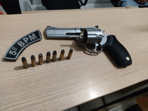 Homem efetua três disparos em confusão e é preso por porte ilegal de arma de fogo