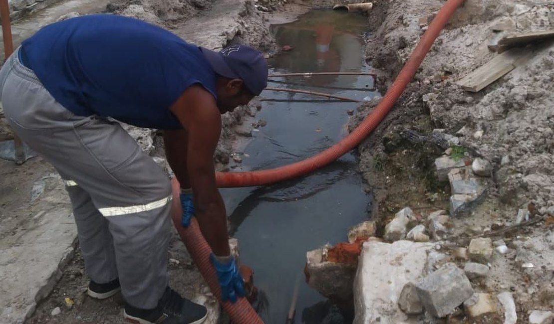 Prefeitura de Penedo limpa rede de escoamento de águas com caminhão de sucção