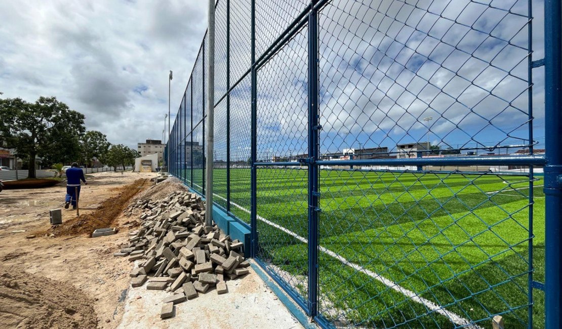 Comunidade do Alto da Alegria ganha espaço de lazer com areninha